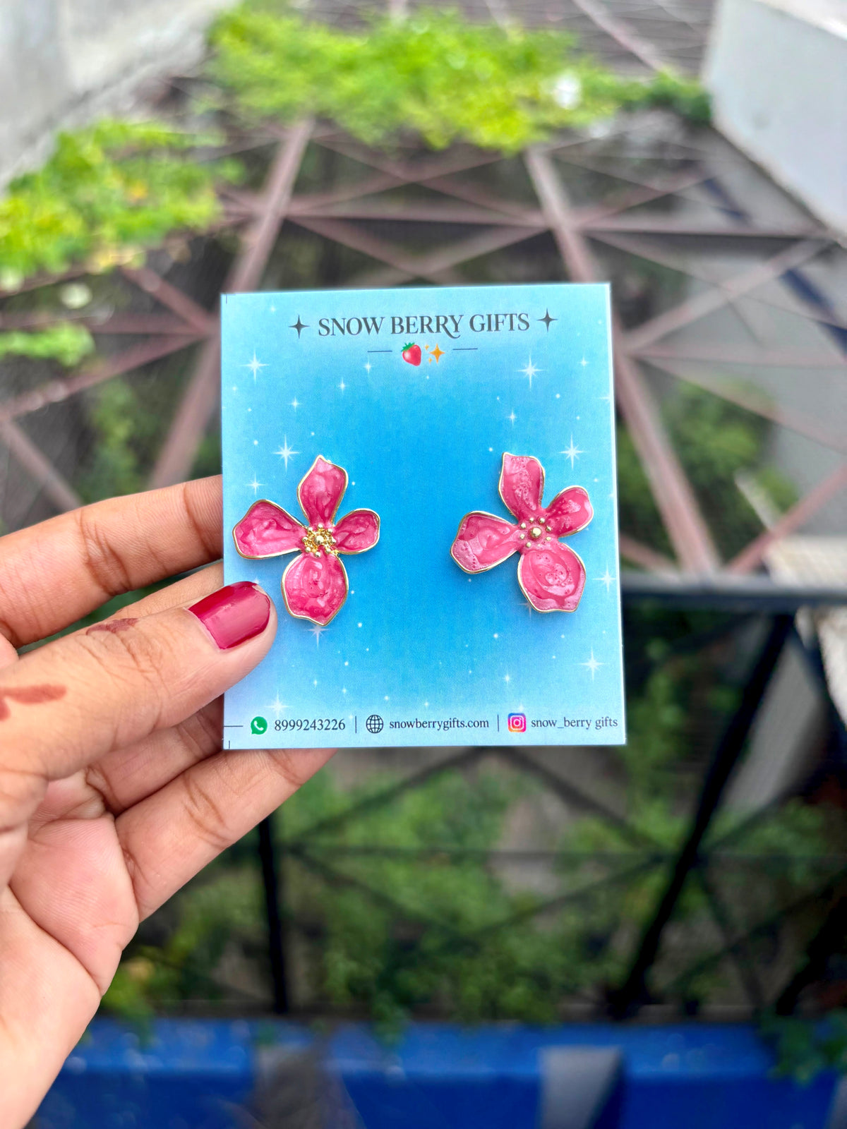 { Flower } pink stud