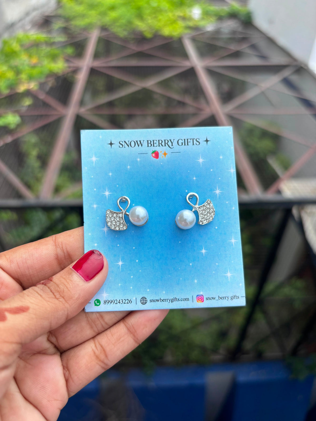 { Pearl } white earing stud